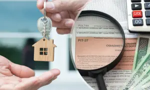 Klucze do mieszkania z brelokiem w kształcie domu, lupa, formularz PIT-37 i pieniądze. Czas na rozliczenie podatku od wynajmu mieszkania do kiedy?
