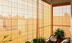 Balkon w bloku: Osłony i prywatność. Jak to zrobić legalnie?