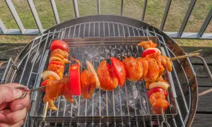 Grillowanie w ogródku przy bloku: Co mówią przepisy i sąsiedzi?