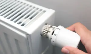 Zimno w bloku? Kiedy włączą ogrzewanie i jak skutecznie interweniować