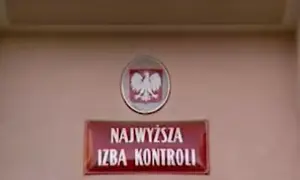 Tablica z napisem "Najwyższa Izba Kontroli" i godłem Polski.