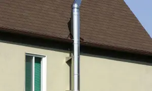 Komin w budynku gospodarczym: jak go postawić zgodnie z prawem?