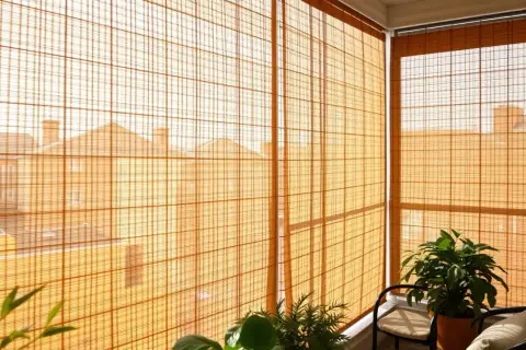 Balkon w bloku: Osłony i prywatność. Jak to zrobić legalnie?