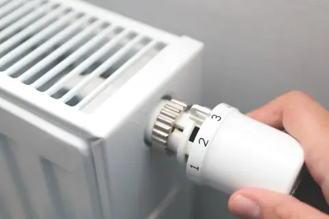 Zimno w bloku? Kiedy włączą ogrzewanie i jak skutecznie interweniować