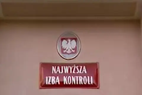 Tablica z napisem "Najwyższa Izba Kontroli" i godłem Polski.