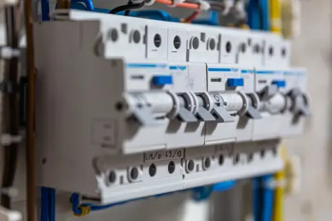 Różnicówka w bloku: Czy Twoja instalacja jest bezpieczna? Poradnik