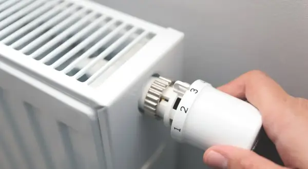Zimno w bloku? Kiedy włączą ogrzewanie i jak skutecznie interweniować