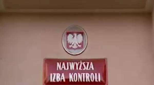Tablica z napisem "Najwyższa Izba Kontroli" i godłem Polski.