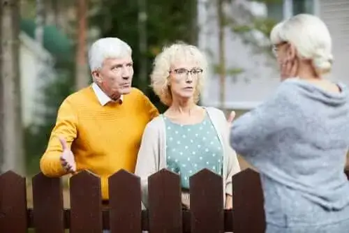 Sąsiedzi rozmawiający spokojnie o problemach