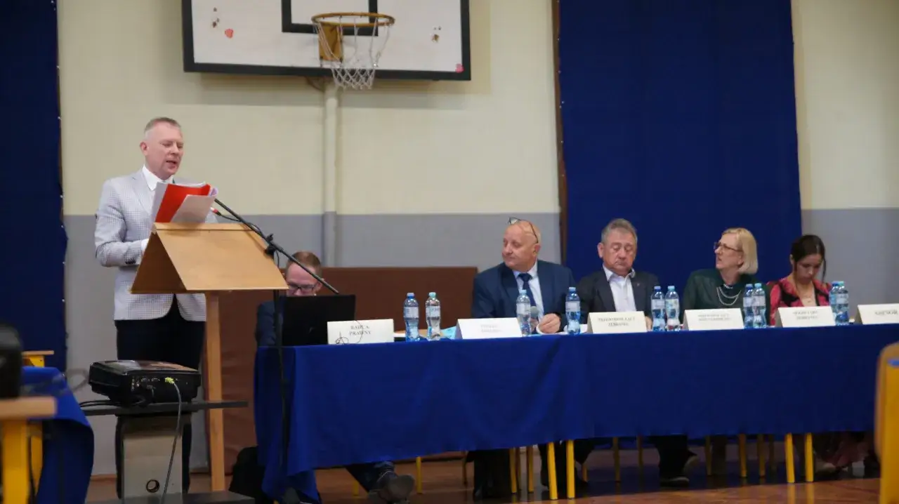 spotkanie walne zgromadzenie spółdzielni, ludzie głosujący