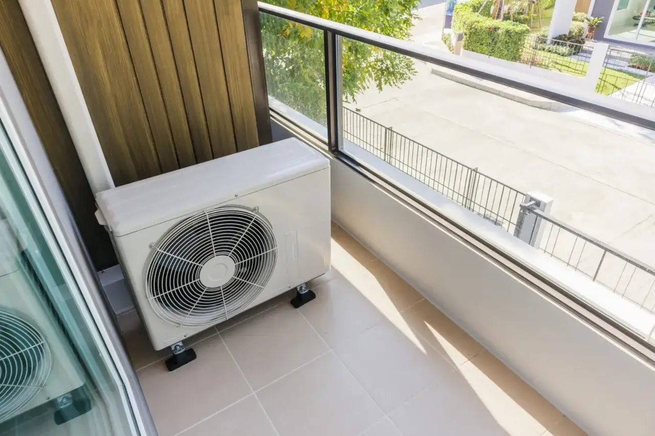 klimatyzator split w mieszkaniu z jednostką zewnętrzną na balkonie
